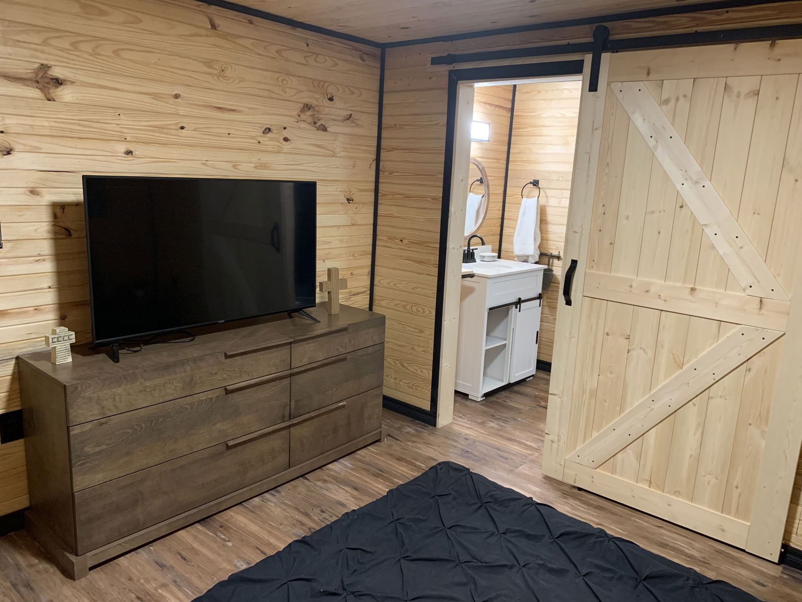 Tiny Cabin - Image 5