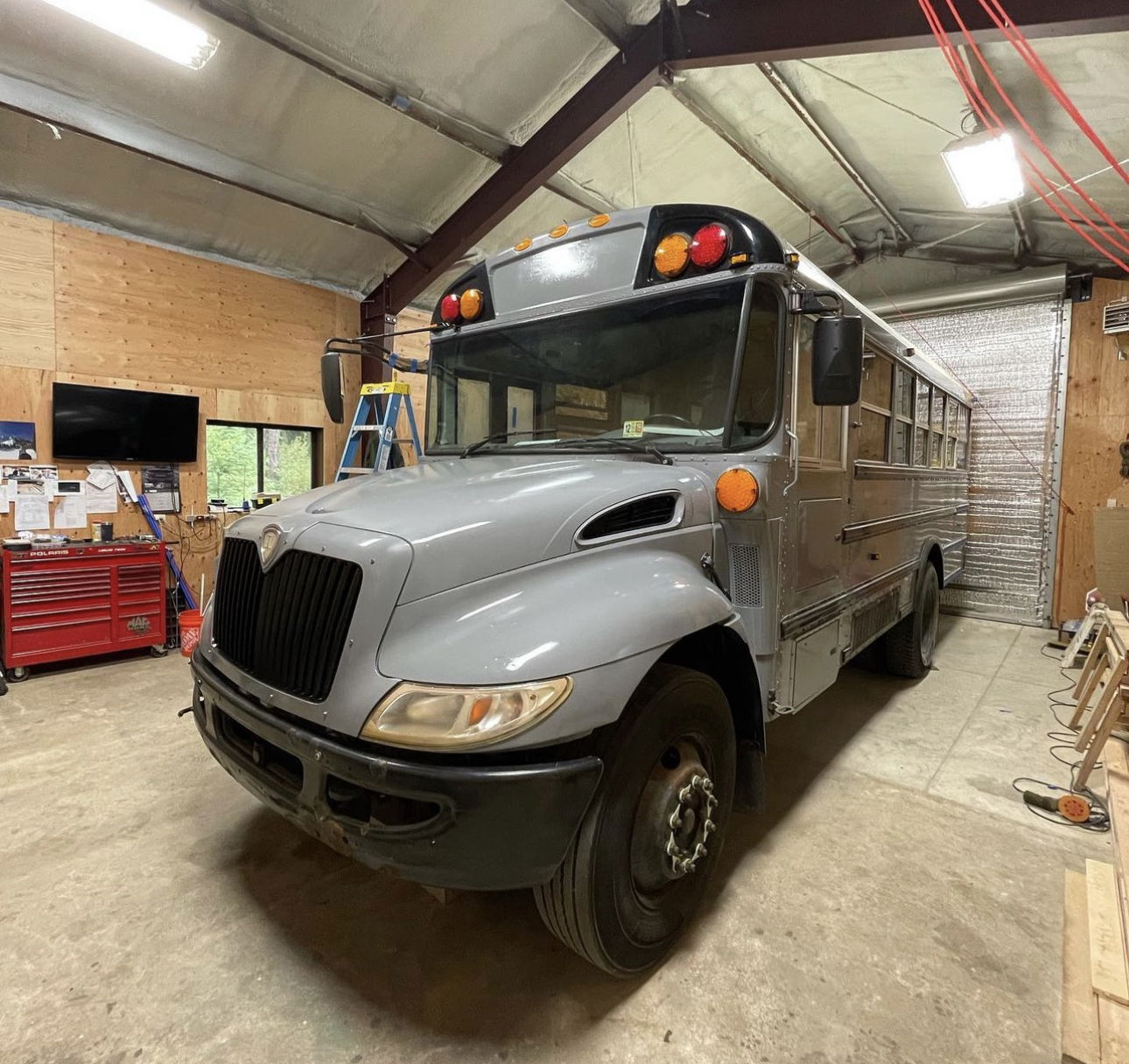 Beautiful Modern Skoolie ready for Travel 