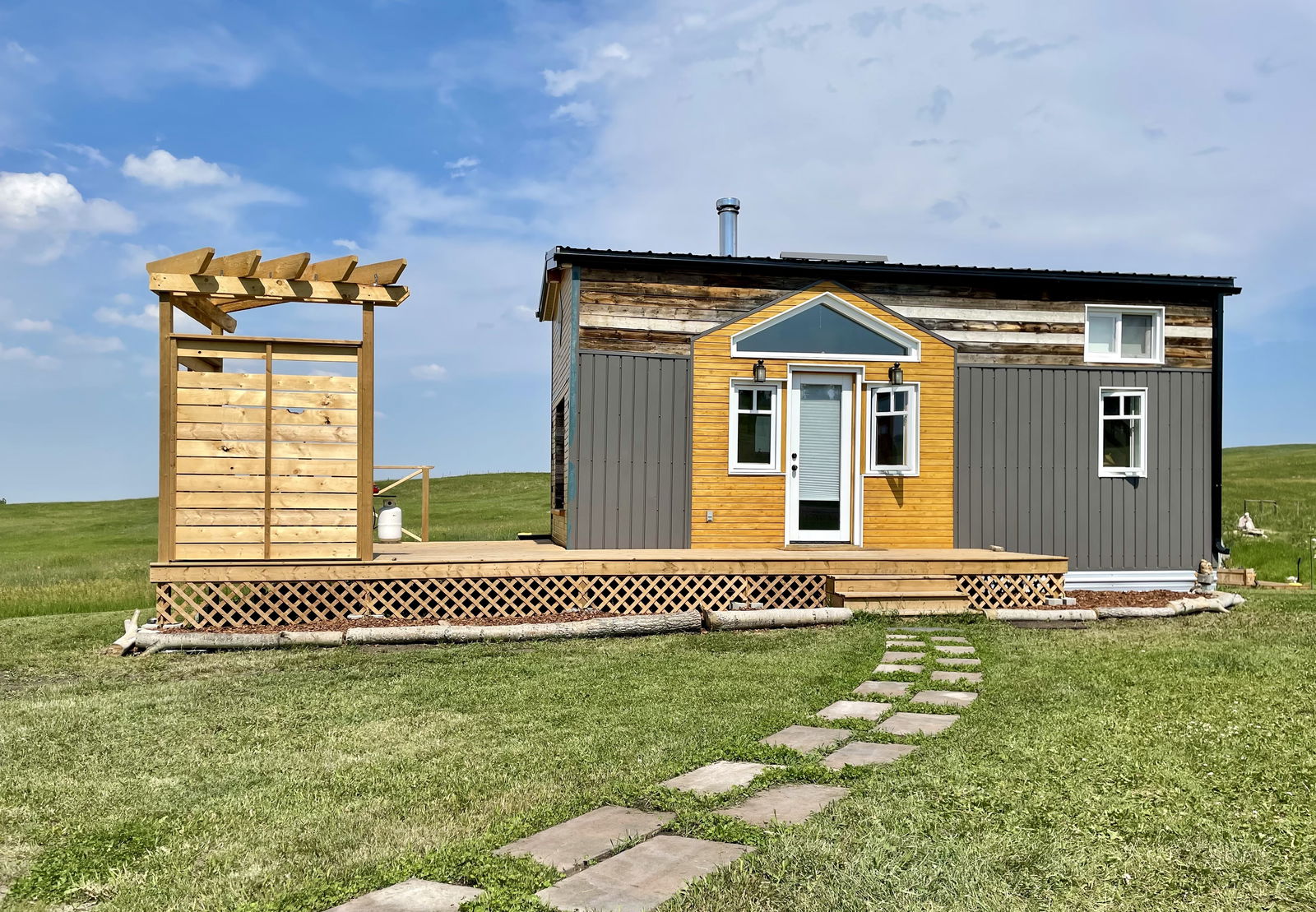 Luxury and Eco-Friendly Oversized Tiny Home/Studio | 27'x11.5' - 2 bed, 1 bath, 310 sqft in Millarville, Alberta