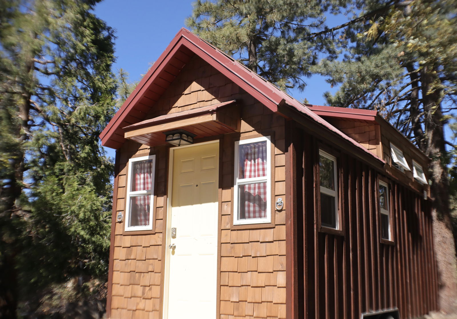 Beautiful Cabin Tiny House on Wheels - 1 bed, 1 bath, 183 sqft in Idyllwild, California