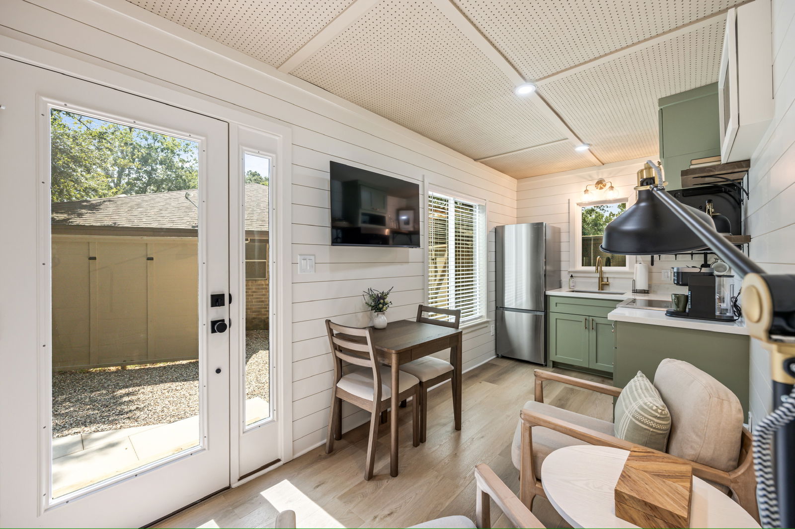 ✨Modern Designer Shipping Container Home – Fully Furnished ✨ - Image 2