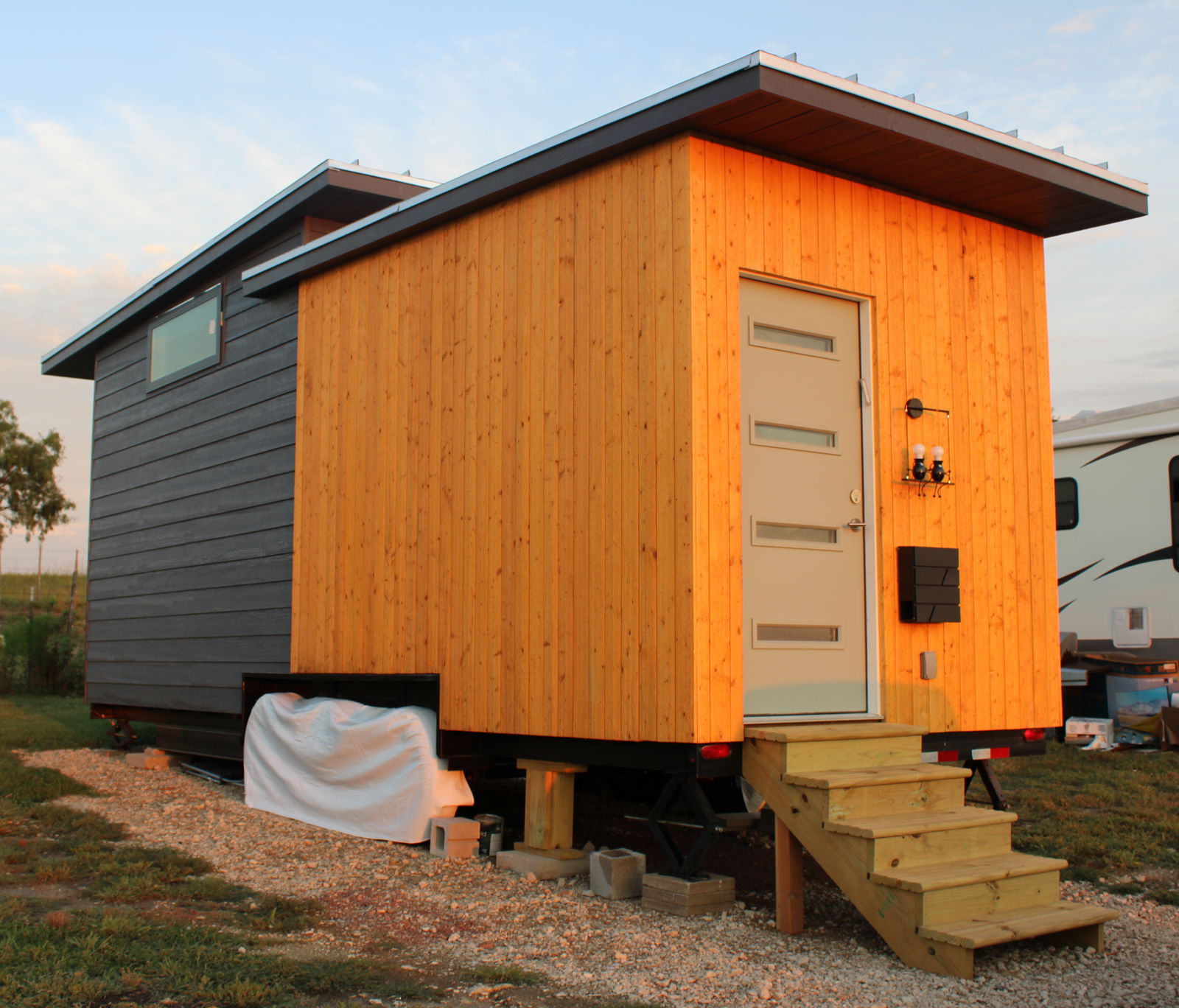 Adorable RVIA certified THOW w/Tons of Storage & a Modern/Farmhouse design - 1 bed, 1 bath, 225 sqft in Athens, Texas